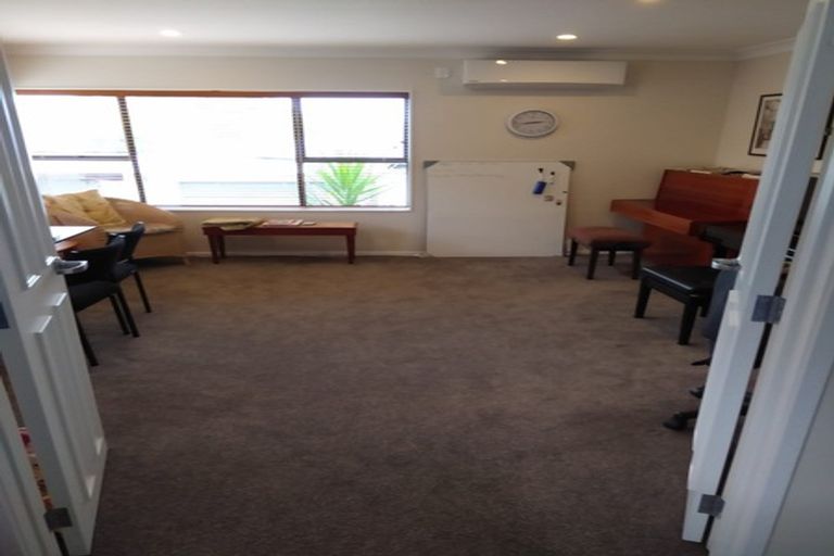 Photo of property in 6 Borrowdace Avenue, Botany Downs, Auckland, 2010
