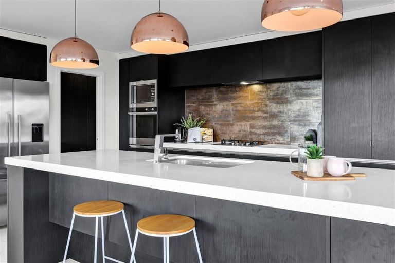 Photo of property in 4 Vardon Way, Waiwhakaiho, New Plymouth, 4312