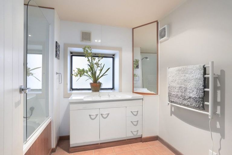 Photo of property in 535 Scenic Drive, Waiatarua, Auckland, 0612