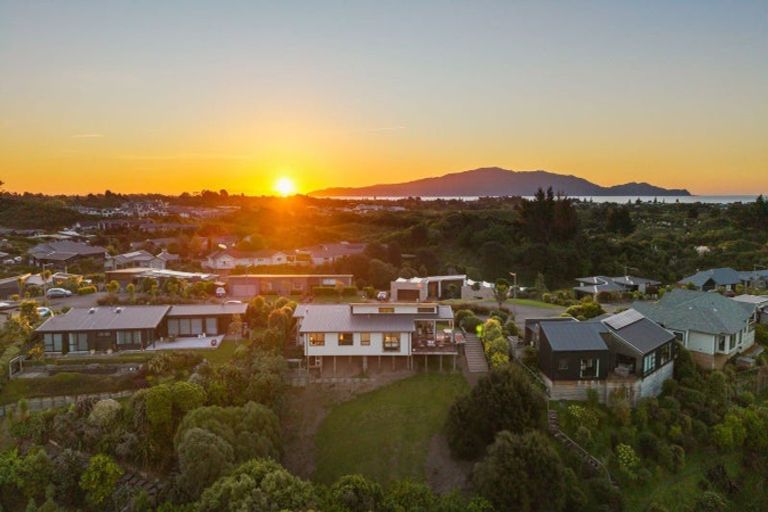 Photo of property in 15 Te Heke Place, Waikanae, 5036