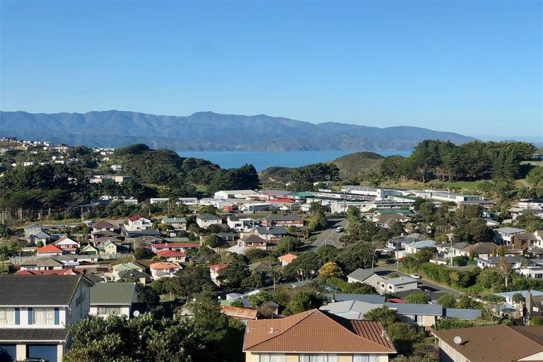 Photo of property in 5 Meadowcroft Grove, Johnsonville, Wellington, 6037