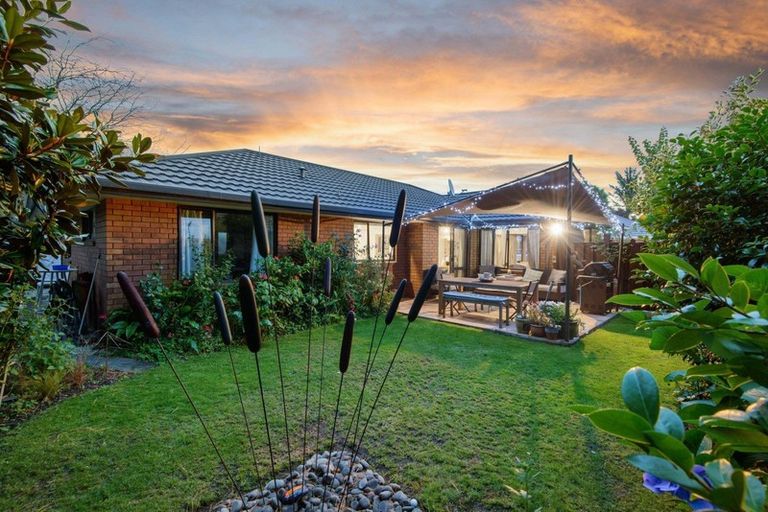 Photo of property in 15 Castle Way, Beckenham, Christchurch, 8023