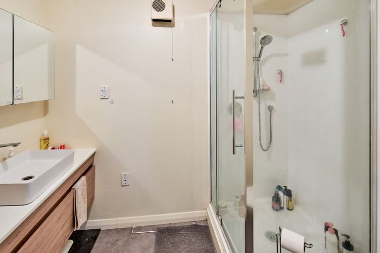 Photo of property in 64 Kelburn Parade, Kelburn, Wellington, 6012