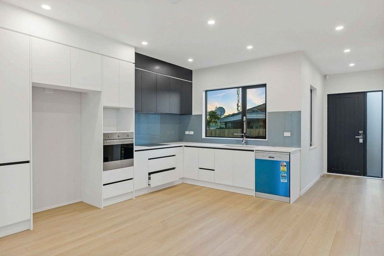 Photo of property in 2/155 Te Atatu Road, Te Atatu South, Auckland, 0610