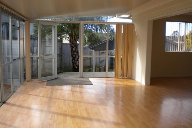 Photo of property in 100 Kemp Road, Massey, Auckland, 0614