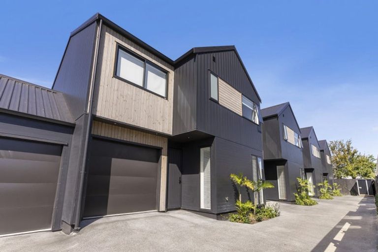 Photo of property in 16d Hamurana Place, Te Atatu Peninsula, Auckland, 0610