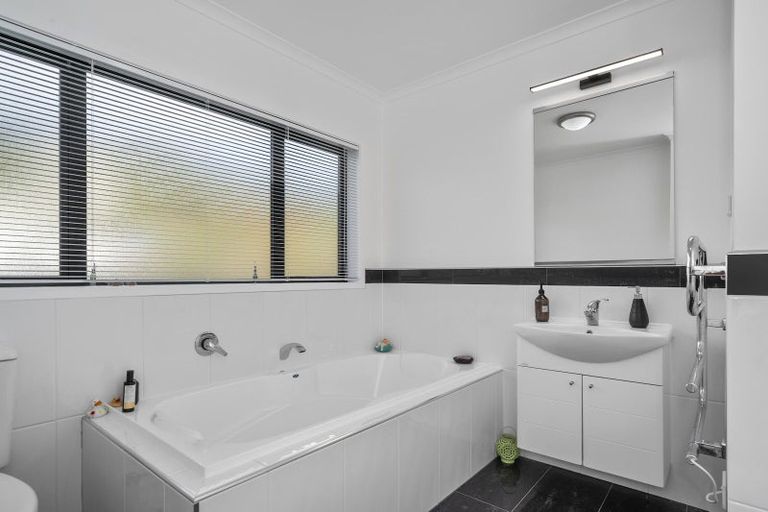 Photo of property in 35 Estuary View Road, Welcome Bay, Tauranga, 3112