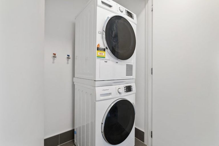 Photo of property in 1/4045f Great North Road, Glen Eden, Auckland, 0602