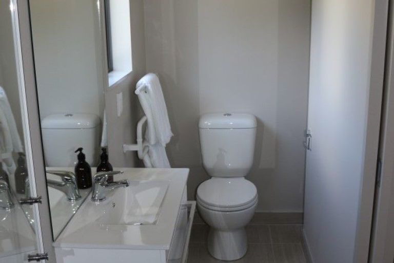 Photo of property in 3 Brindle Way, Newlands, Wellington, 6037