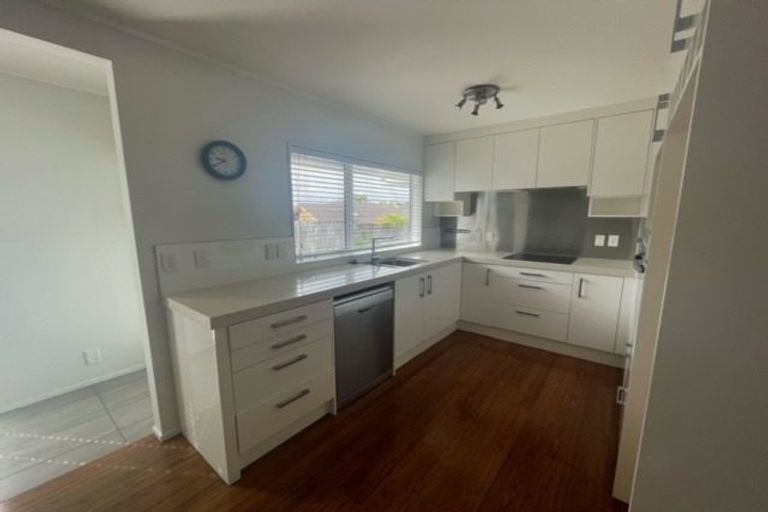 Photo of property in 2/11 Parramatta Place, Botany Downs, Auckland, 2010