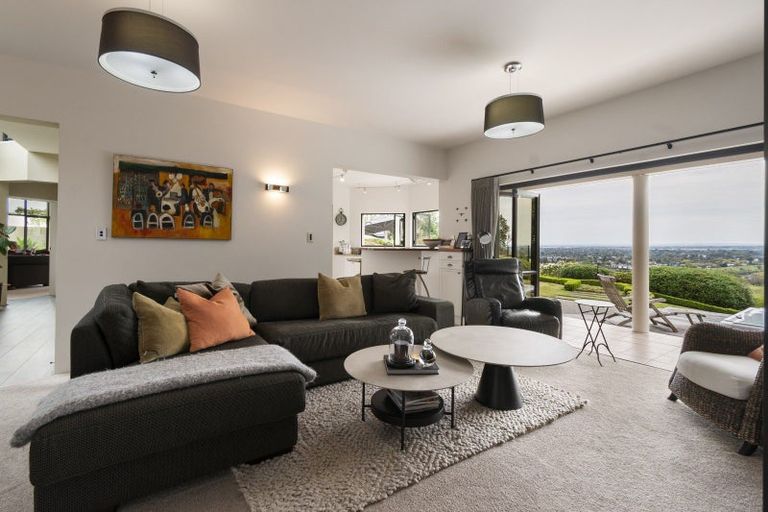 Photo of property in 70 Waicola Drive, Fitzherbert, Palmerston North, 4471