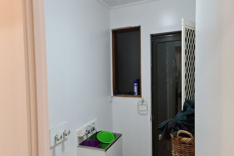 Photo of property in 1/219 Glenfield Road, Hillcrest, Auckland, 0627