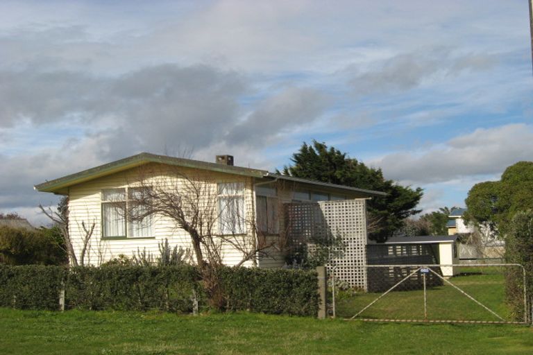 Photo of property in 685 Waikawa Beach Road, Waikawa Beach, Manakau, 5573