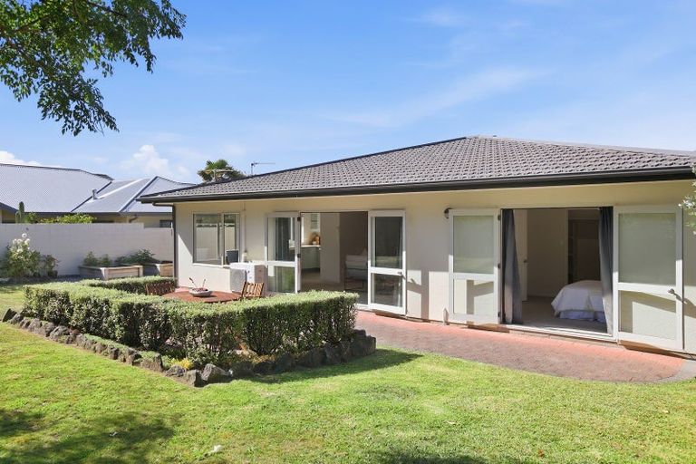 Photo of property in 5 Kawaroa Close, New Plymouth, 4310