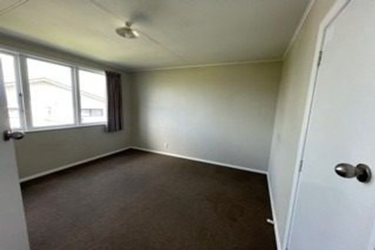 Photo of property in 1/47 Luckens Road, West Harbour, Auckland, 0618
