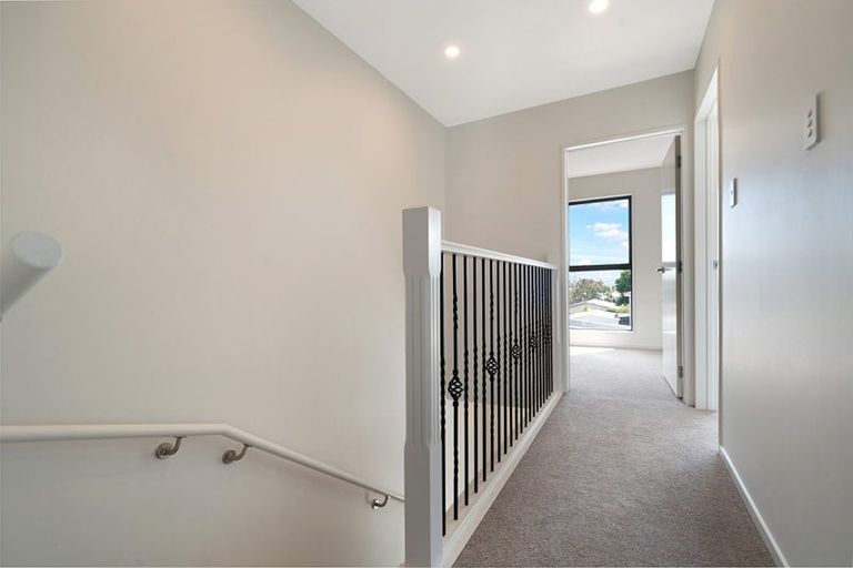 Photo of property in 4/107 Hobsonville Road, West Harbour, Auckland, 0618