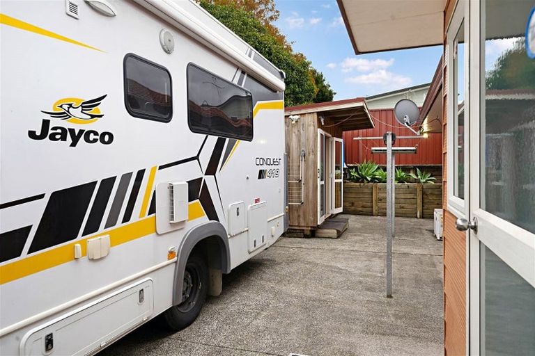 Photo of property in 7 Coupland Court, Glendene, Auckland, 0602