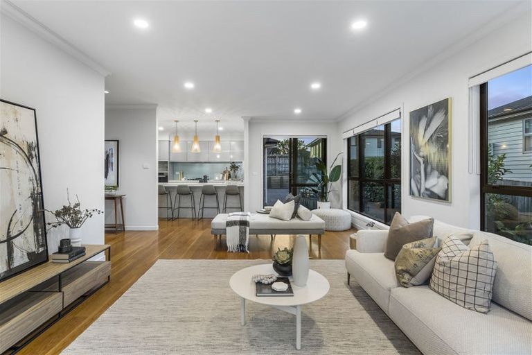 Photo of property in 16 Fernhill Way, Oteha, Auckland, 0632