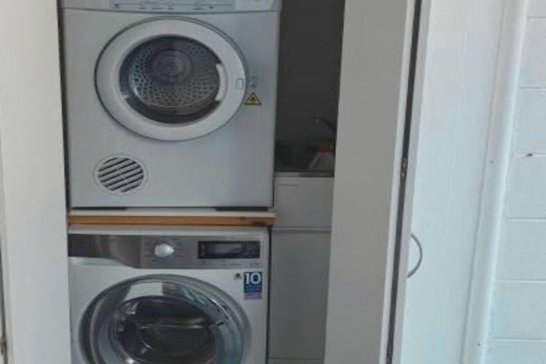 Photo of property in 28 Welland Place, Island Bay, Wellington, 6023