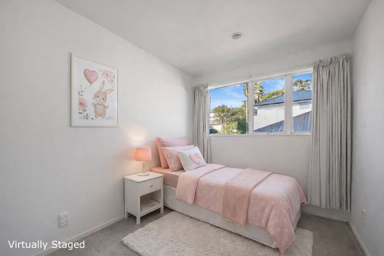 Photo of property in 2/13 Stoneleigh Court, Sunnynook, Auckland, 0632