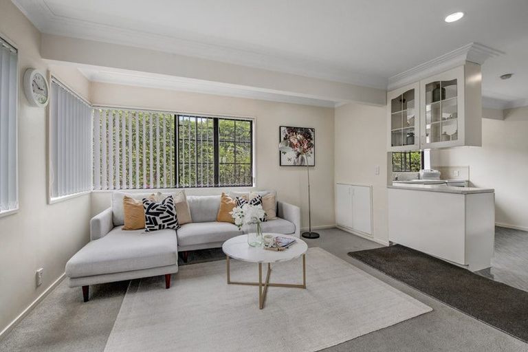 Photo of property in 9 St Lucia Place, Unsworth Heights, Auckland, 0632