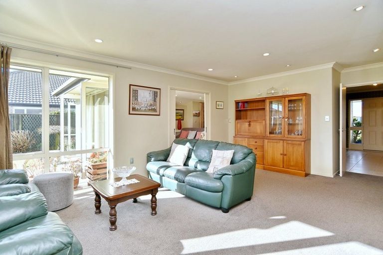Photo of property in 8 Ross Place, Northwood, Christchurch, 8051