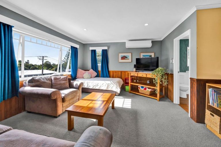Photo of property in 77 Govett Avenue, Frankleigh Park, New Plymouth, 4310