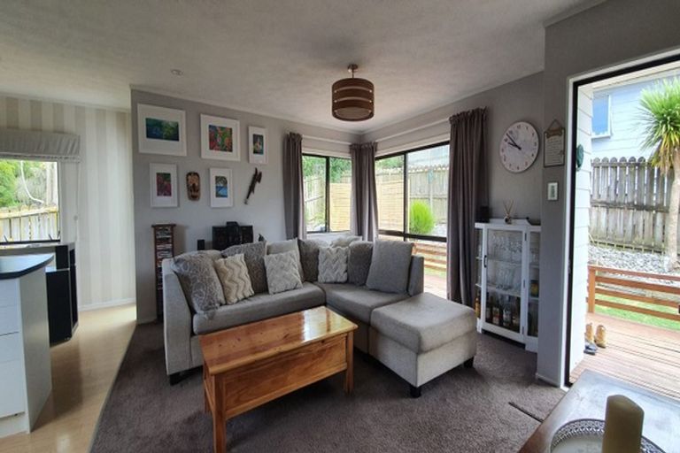 Photo of property in 2/8 Atlantis Place, Totara Vale, Auckland, 0629