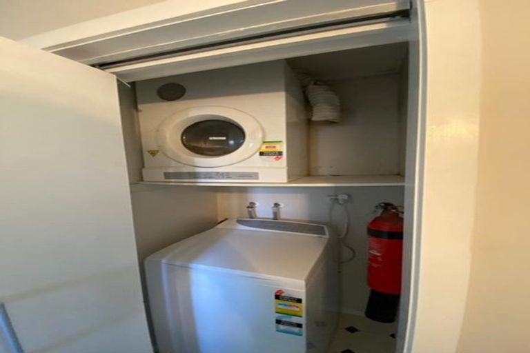 Photo of property in 62 Kelburn Parade, Kelburn, Wellington, 6012