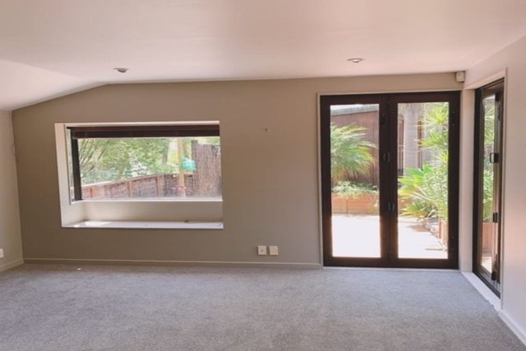 Photo of property in 5 Telephone Road, Birkenhead, Auckland, 0626