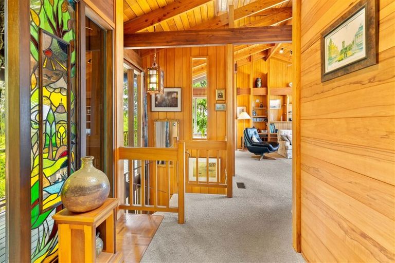 Photo of property in 13 Quinns Road, Waiatarua, Auckland, 0612