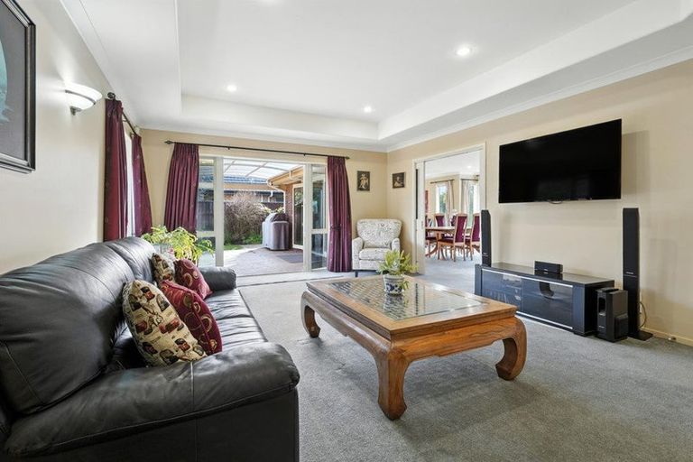 Photo of property in 10 Dinglebay Place, Casebrook, Christchurch, 8051