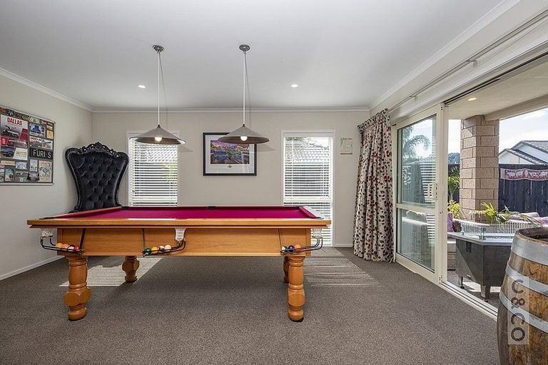 Photo of property in 8 Larmer Drive, Kumeu, 0810