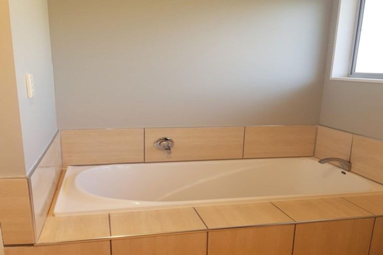 Photo of property in 8 Curlew Place, One Tree Point, 0118