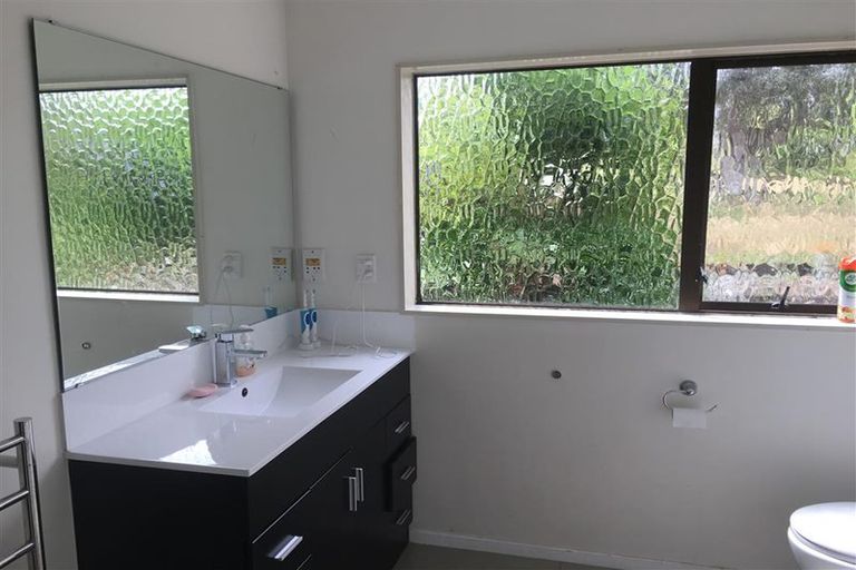 Photo of property in 332 Upper Orewa Road, Wainui, Silverdale, 0992