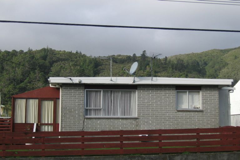 Photo of property in 327 Stokes Valley Road, Stokes Valley, Lower Hutt, 5019