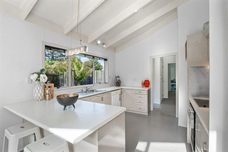 Photo of property in 32b Lyttelton Avenue, Forrest Hill, Auckland, 0620