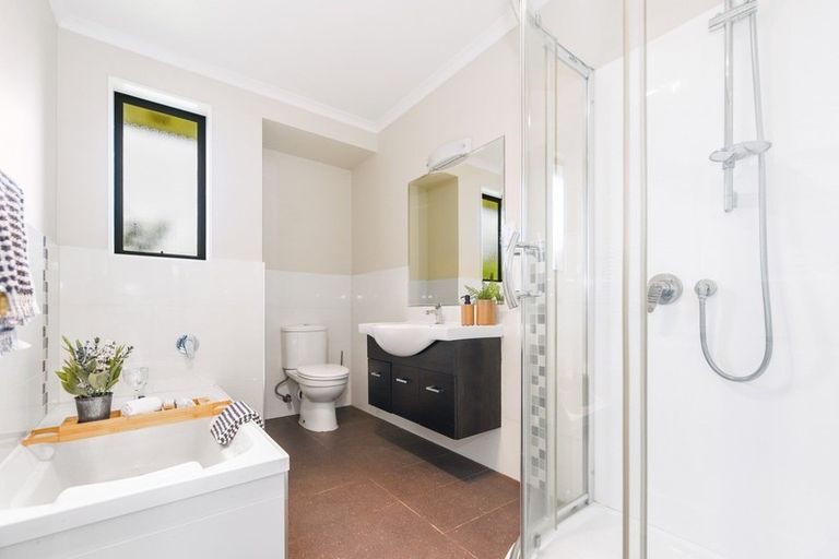 Photo of property in 19 Waiwherowhero Drive, St Andrews, Hamilton, 3200