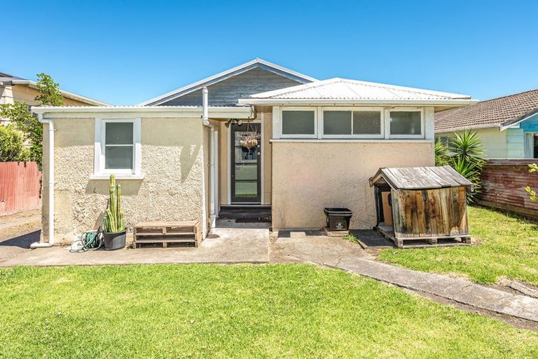 Photo of property in 18 Aotea Street, Castlecliff, Whanganui, 4501