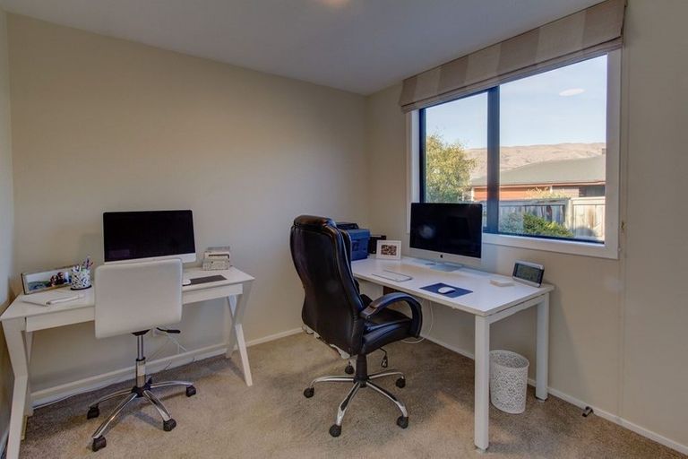 Photo of property in 2 Alpha Close, Wanaka, 9305