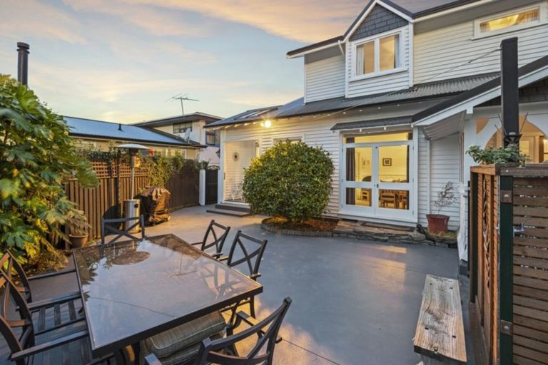 Photo of property in 33 Saint Andrews Square, Strowan, Christchurch, 8052