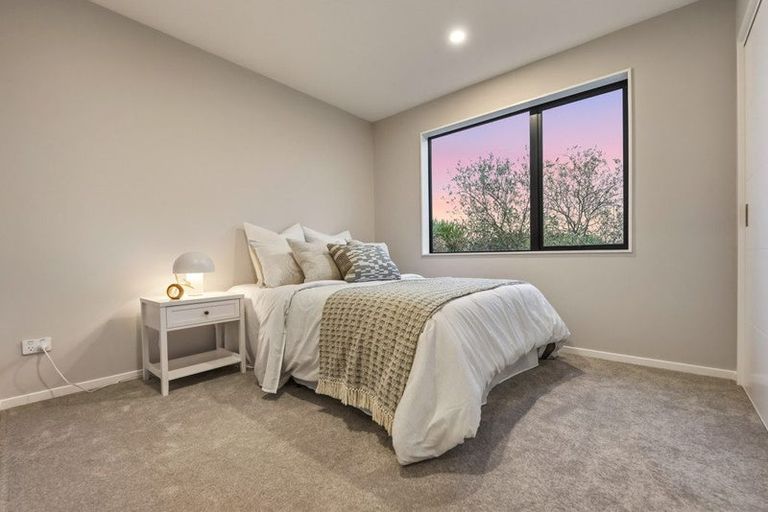 Photo of property in 8c Catalina Crescent, Forrest Hill, Auckland, 0620