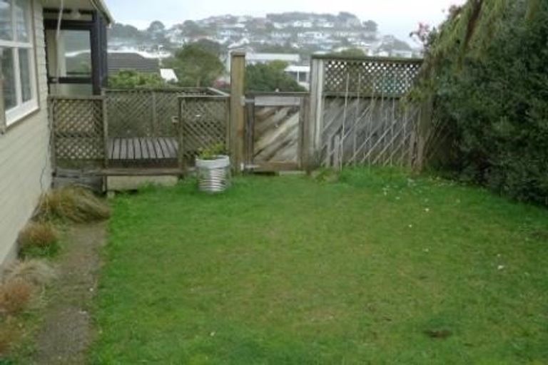 Photo of property in 60 Stewart Drive, Newlands, Wellington, 6037