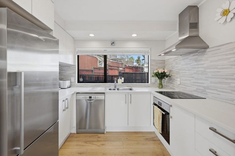 Photo of property in 2/102 Sandspit Road, Shelly Park, Auckland, 2014