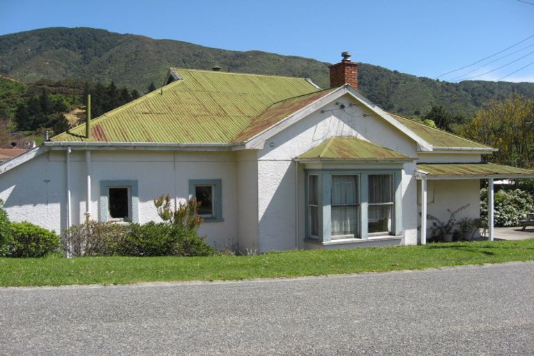 Photo of property in 69 Kent Street, Picton, 7220