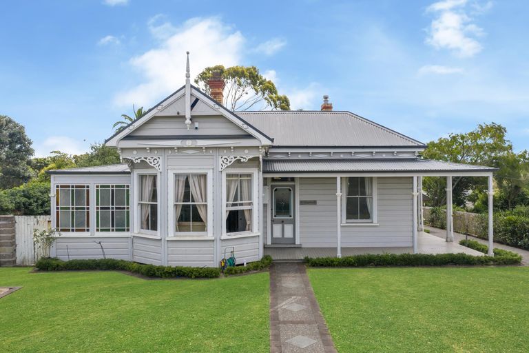 Photo of property in 2 Collingwood Road, Waiuku, 2123