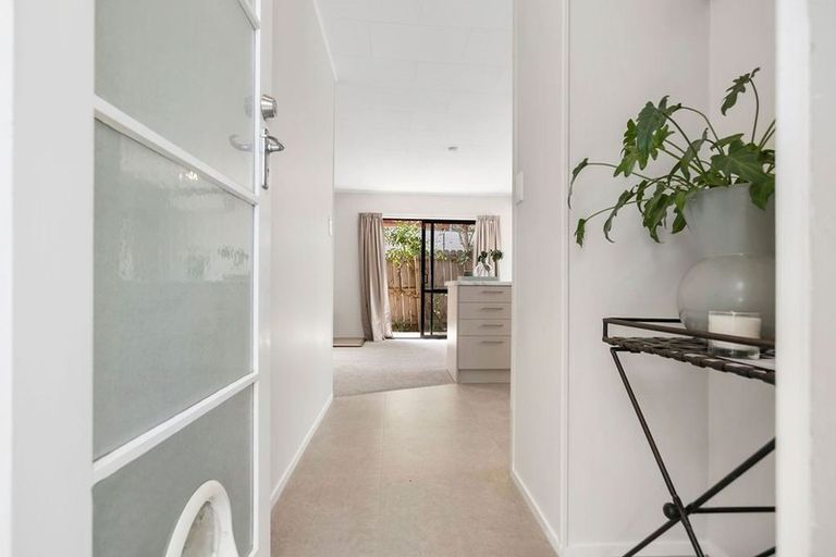 Photo of property in 1/11 Kupari Place, Totara Vale, Auckland, 0629