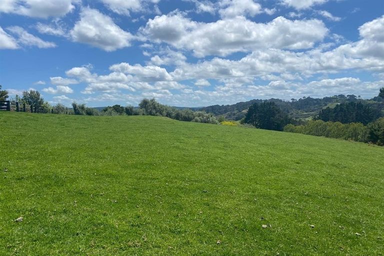 Photo of property in 14 Mcgiven Place, Coatesville, 0793