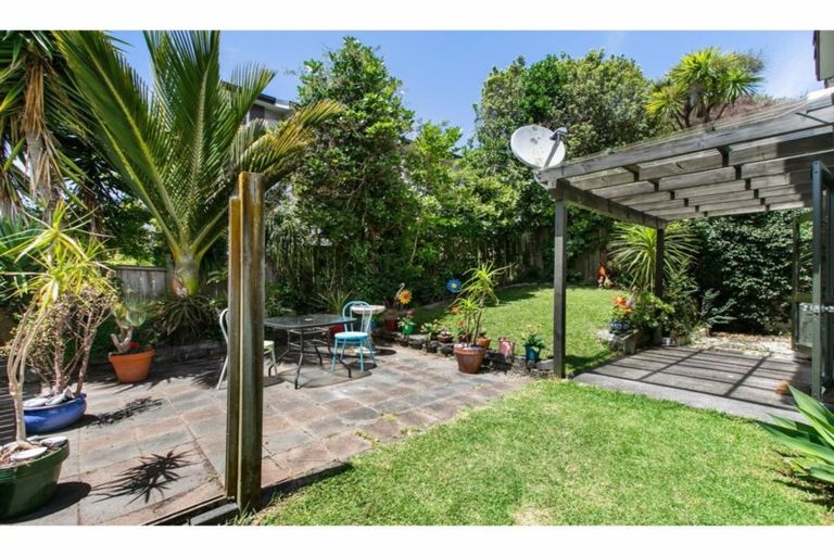 Photo of property in 9/42 Fields Parade, Oteha, Auckland, 0632