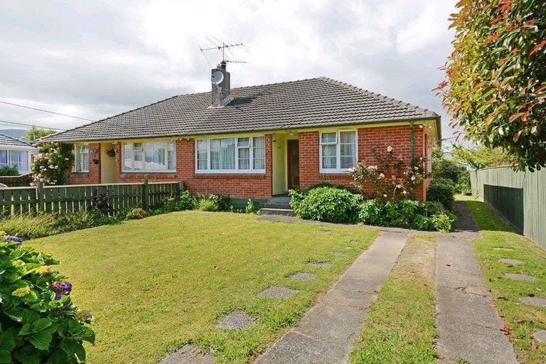 Photo of property in 16 Hazel Street, Ebdentown, Upper Hutt, 5018